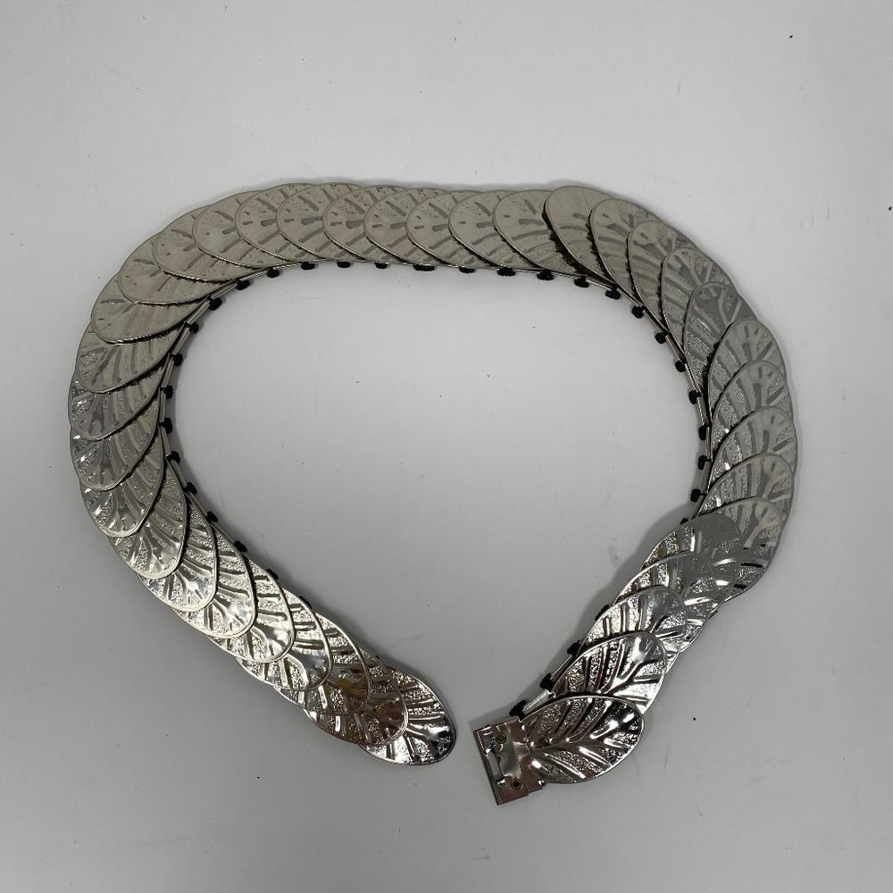 vintage unbranded metal leaf scalloped stretch belt